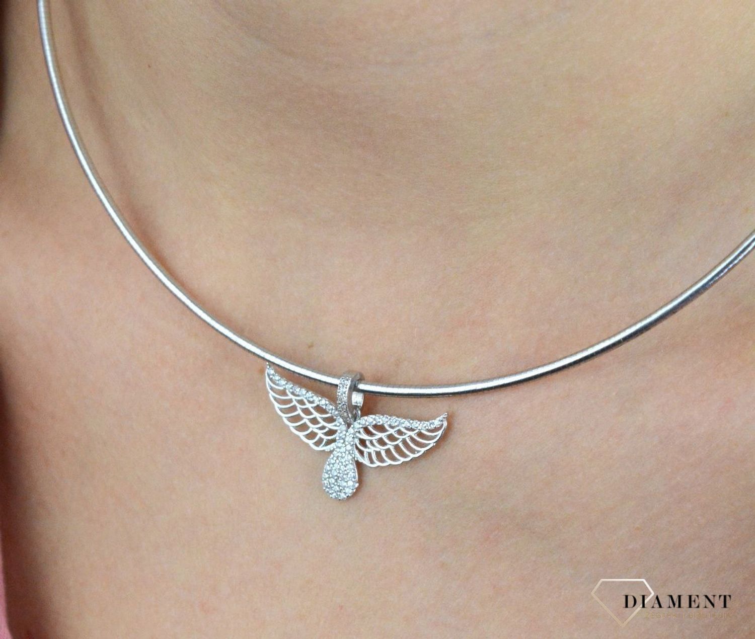 Zawieszka srebrna skrzydełka ozdobne z cyrkoniami DIA-ZAW-100598 TA-925. Biżuteria dla osoby, która lubi lekkość i subtelność w swoich stylizacjach. Zawieszka charakteryzuje się niezwykłą precyzją wykonania. Srebro jest cenio.jpg